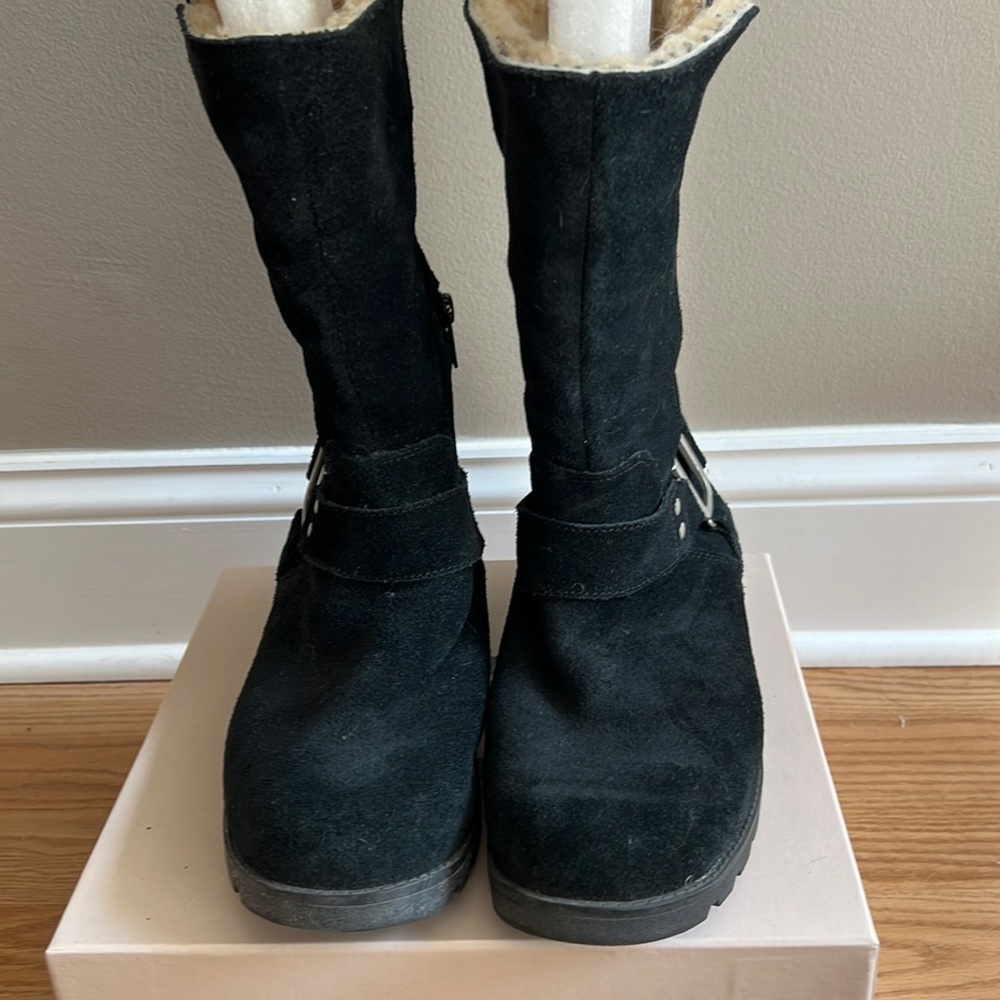 EUC women’s black suede Ugg boots. Sherpa lined. Size 8.